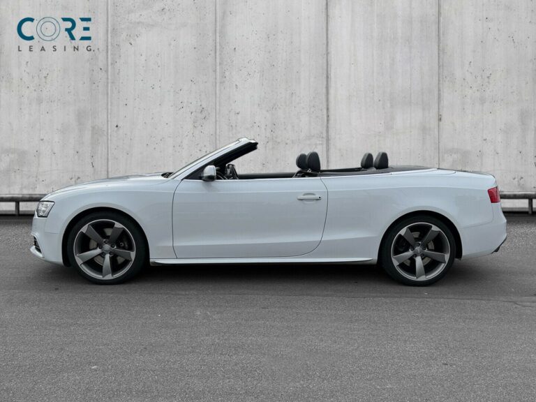 Hvidmetal Audi S5 TFSi Cabriolet quattro S-tr. fra 2012 parkeret foran en betonmur. CORE Leasing A/S er eksperter i Audi leasing.