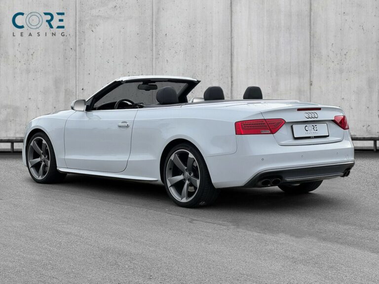 Hvidmetal Audi S5 TFSi Cabriolet quattro S-tr. fra 2012 parkeret foran en betonmur. CORE Leasing A/S er eksperter i Audi leasing.