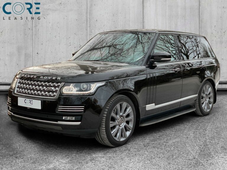 Sortmetal Land Rover Range Rover SDV8 Vogue aut. fra 2013 parkeret foran en betonmur. CORE Leasing A/S er eksperter i Land Rover leasing.
