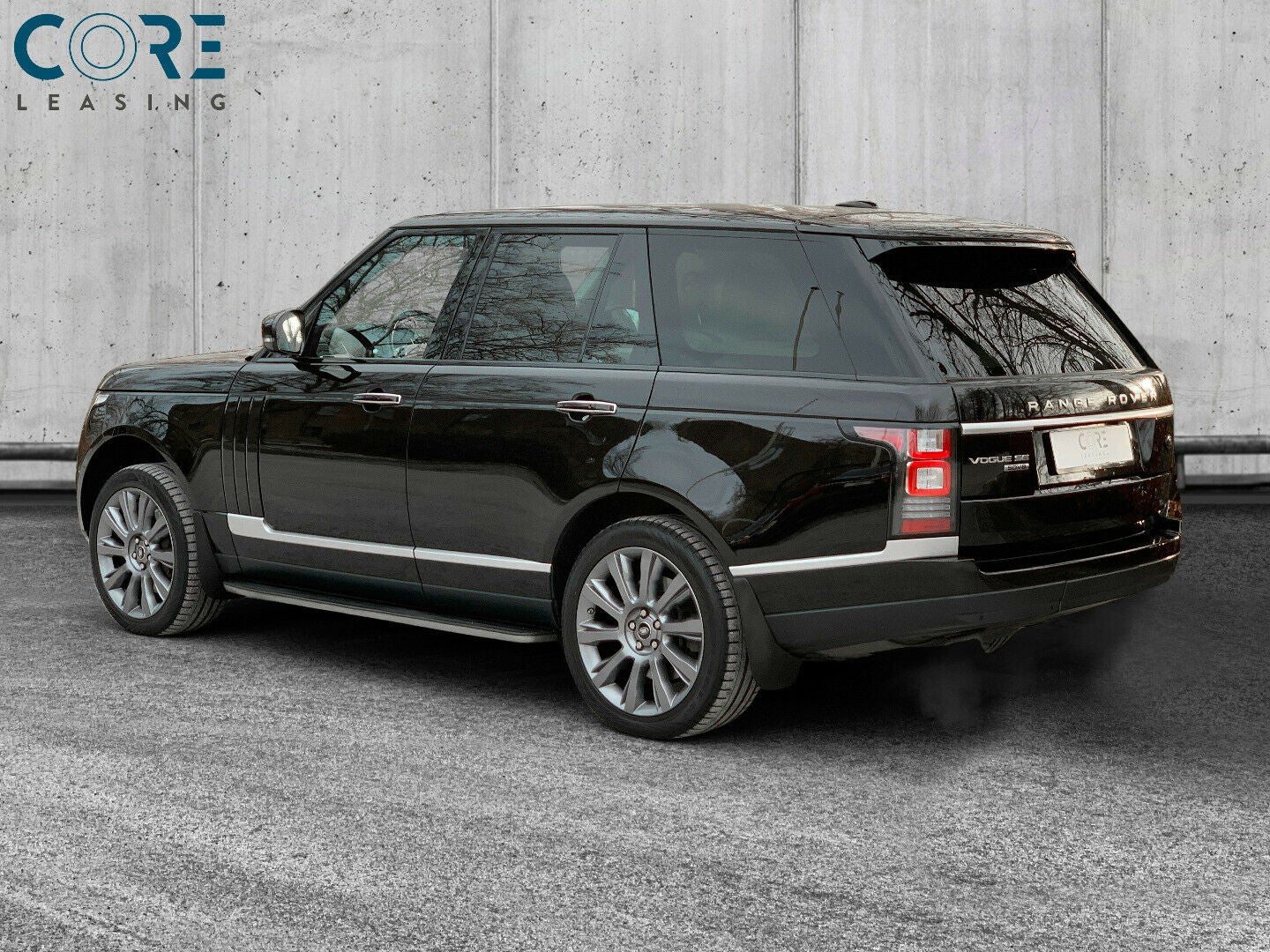 Sortmetal Land Rover Range Rover SDV8 Vogue aut. fra 2013 parkeret foran en betonmur. CORE Leasing A/S er eksperter i Land Rover leasing.