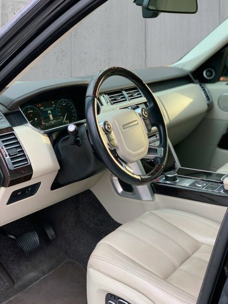 Sortmetal Land Rover Range Rover SDV8 Vogue aut. fra 2013 parkeret foran en betonmur. CORE Leasing A/S er eksperter i Land Rover leasing.