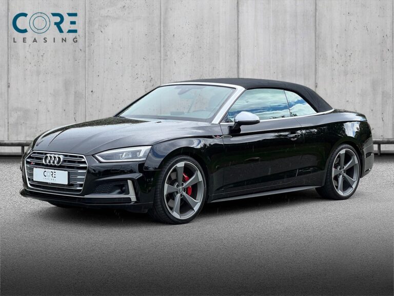 Sortmetal Audi S5 TFSi Cabriolet quattro Tiptr. fra 2018 parkeret foran en betonmur. CORE Leasing A/S er eksperter i Audi leasing.