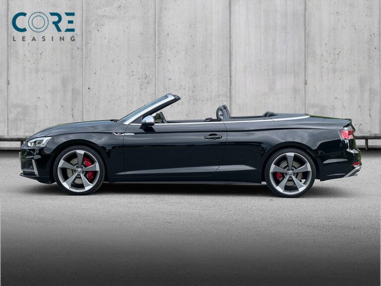 Sortmetal Audi S5 TFSi Cabriolet quattro Tiptr. fra 2018 parkeret foran en betonmur. CORE Leasing A/S er eksperter i Audi leasing.