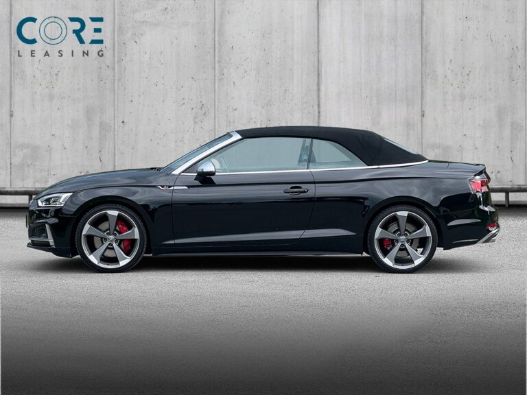 Sortmetal Audi S5 TFSi Cabriolet quattro Tiptr. fra 2018 parkeret foran en betonmur. CORE Leasing A/S er eksperter i Audi leasing.