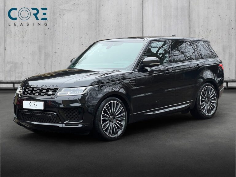 Sortmetal Land Rover Range Rover Sport P525 Autobiography Dynamic aut. fra 2018 parkeret foran en betonmur. CORE Leasing A/S er eksperter i Land Rover leasing.
