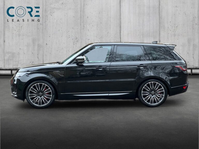 Sortmetal Land Rover Range Rover Sport P525 Autobiography Dynamic aut. fra 2018 parkeret foran en betonmur. CORE Leasing A/S er eksperter i Land Rover leasing.