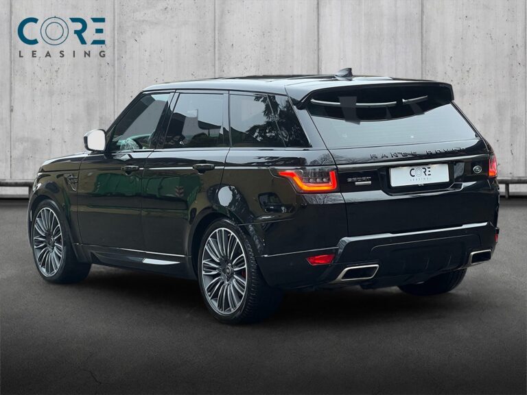 Sortmetal Land Rover Range Rover Sport P525 Autobiography Dynamic aut. fra 2018 parkeret foran en betonmur. CORE Leasing A/S er eksperter i Land Rover leasing.