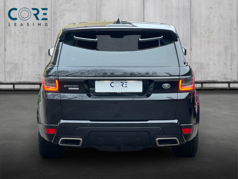 Sortmetal Land Rover Range Rover Sport P525 Autobiography Dynamic aut. fra 2018 parkeret foran en betonmur. CORE Leasing A/S er eksperter i Land Rover leasing.