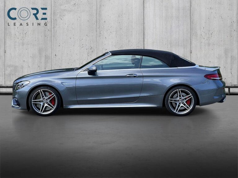 Gråmetal Mercedes C63 AMG S Cabriolet aut. fra 2017 parkeret foran en betonmur. CORE Leasing A/S er eksperter i Mercedes leasing.