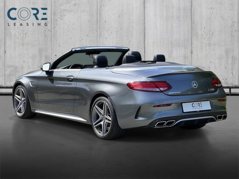 Gråmetal Mercedes C63 AMG S Cabriolet aut. fra 2017 parkeret foran en betonmur. CORE Leasing A/S er eksperter i Mercedes leasing.