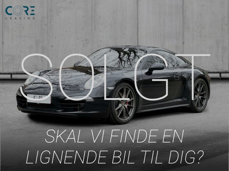 Sortmetal Porsche 911 Carrera 4S Coupé PDK fra 2013 parkeret foran en betonmur. CORE Leasing A/S er eksperter i Porsche leasing.