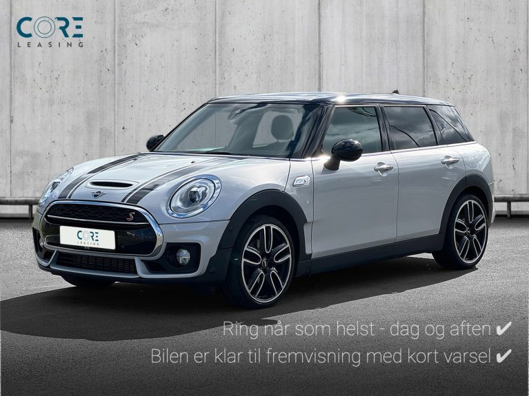 Sølvmetal MINI Clubman Cooper S aut. ALL4 fra 2018 parkeret foran en betonmur. CORE Leasing A/S er eksperter i MINI leasing.