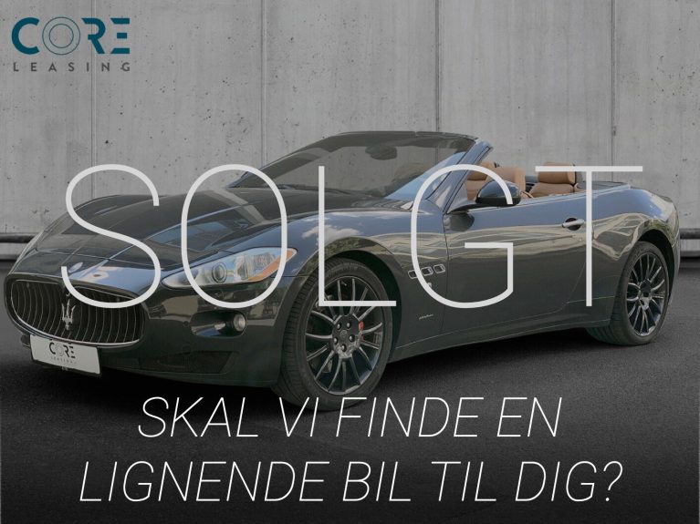 Gråmetal Maserati GranCabrio aut. fra 2010 parkeret foran en betonmur. CORE Leasing A/S er eksperter i Maserati leasing.