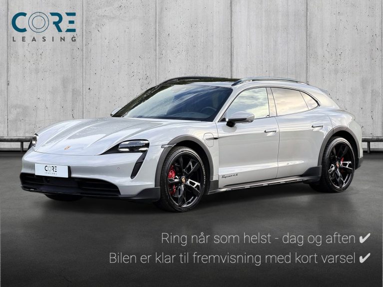 Grå Porsche Taycan 4S Sport Turismo fra 2022 parkeret foran en betonmur. CORE Leasing A/S er eksperter i Porsche leasing.