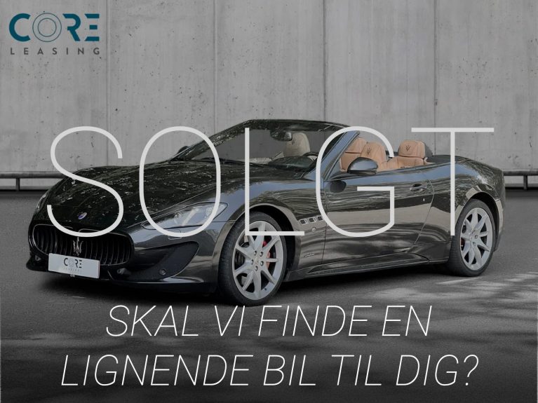 Gråmetal Maserati GranCabrio Sport aut. fra 2013 parkeret foran en betonmur. CORE Leasing A/S er eksperter i Maserati leasing.