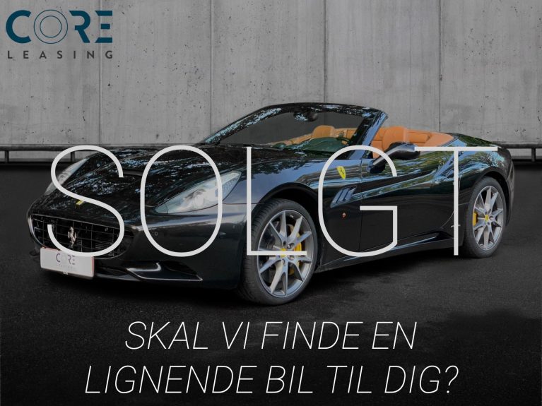 Sortmetal Ferrari California F1 fra 2010 parkeret foran en betonmur. CORE Leasing A/S er eksperter i Ferrari leasing.