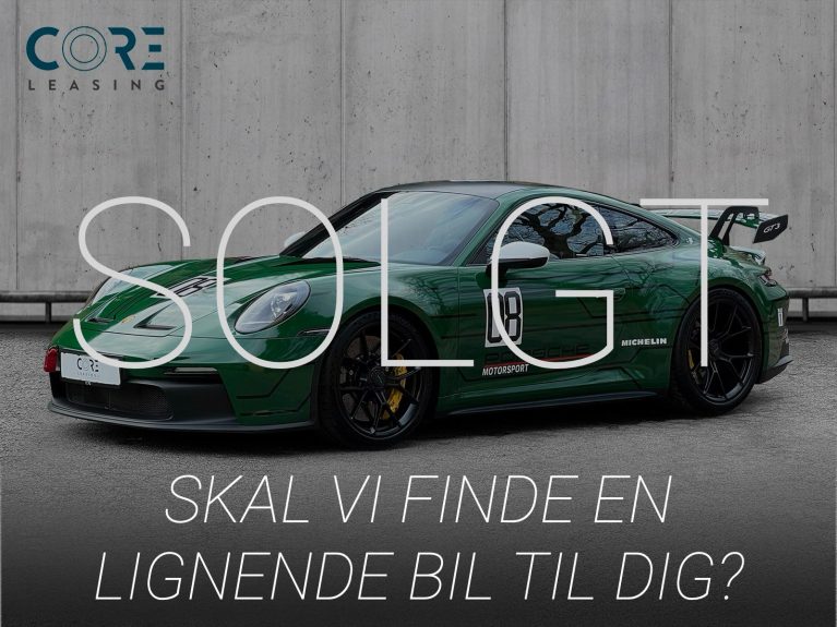 Grøn Porsche 911 GT3 Coupé PDK fra 2022 parkeret foran en betonmur. CORE Leasing A/S er eksperter i Porsche leasing.