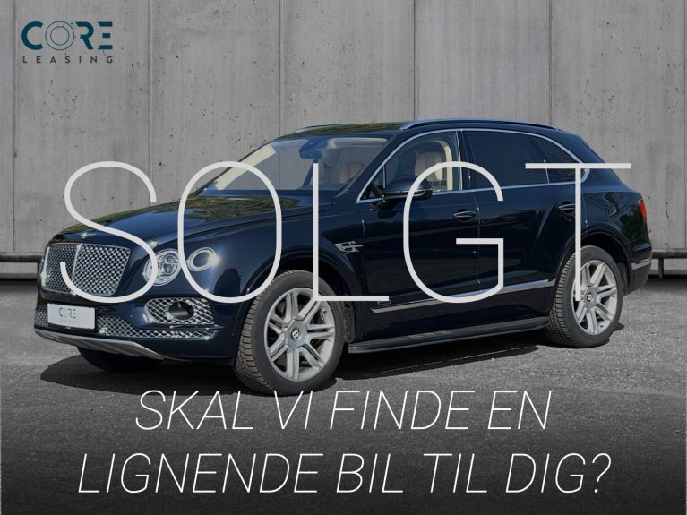 Mørkblåmetal Bentley Bentayga D aut. fra 2018 parkeret foran en betonmur. CORE Leasing A/S er eksperter i Bentley leasing.