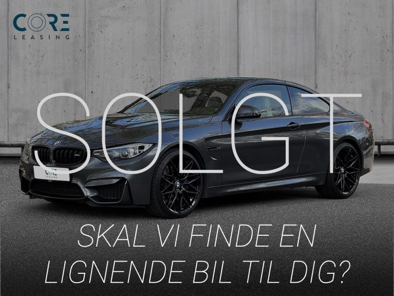 Gråmetal BMW M4 Coupé Competition aut. fra 2018 parkeret foran en betonmur. CORE Leasing A/S er eksperter i BMW leasing.