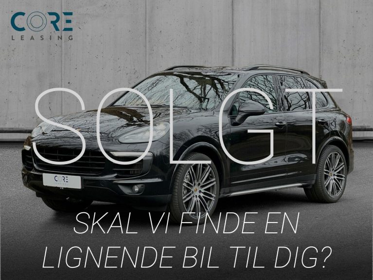 Sortmetal Porsche Cayenne S D Tiptr. fra 2018 parkeret foran en betonmur. CORE Leasing A/S er eksperter i Porsche leasing.