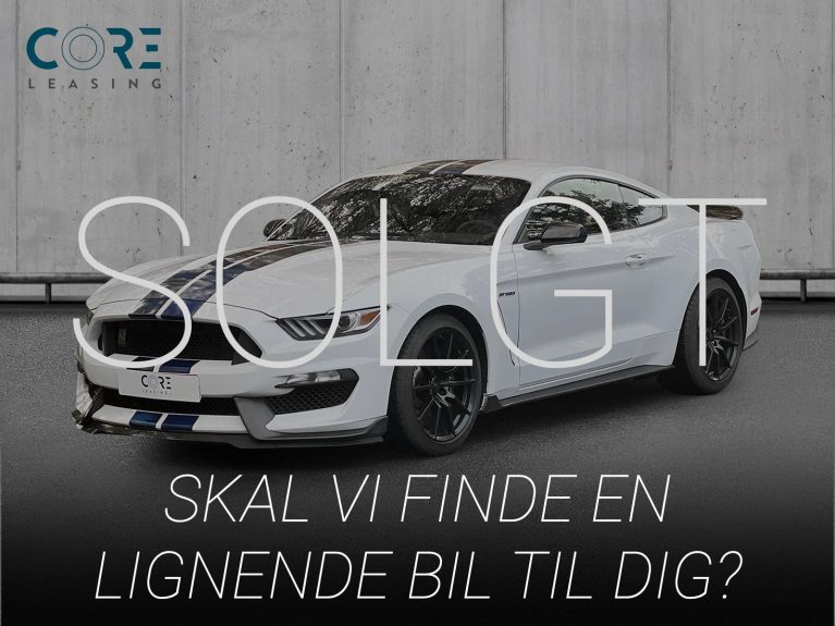 Hvid Ford Mustang Shelby GT350 Coupé fra 2017 parkeret foran en betonmur. CORE Leasing A/S er eksperter i Ford leasing.