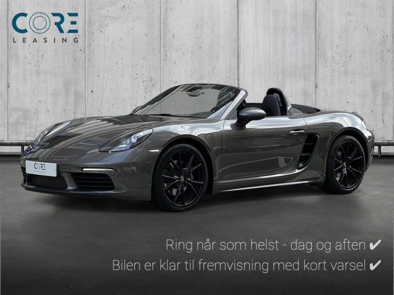Gråmetal Porsche 718 Boxster PDK fra 2018 parkeret foran en betonmur. CORE Leasing A/S er eksperter i Porsche leasing.