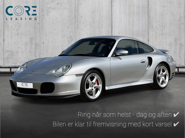 Sølvmetal Porsche 911 Turbo Coupé fra 2001 parkeret foran en betonmur. CORE Leasing A/S er eksperter i Porsche leasing.