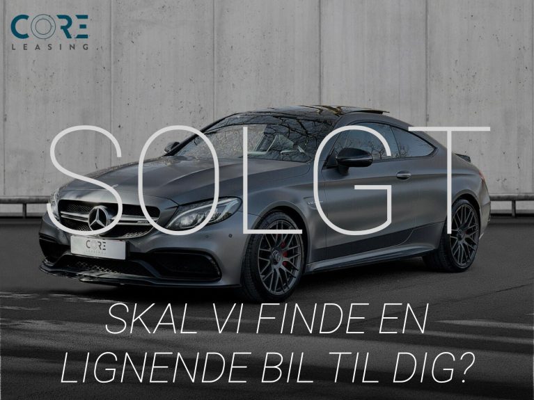 Gråmetal Mercedes C63 AMG S Coupé aut. fra 2016 parkeret foran en betonmur. CORE Leasing A/S er eksperter i Mercedes leasing.