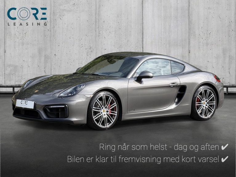 Gråmetal Porsche Cayman GTS PDK fra 2014 parkeret foran en betonmur. CORE Leasing A/S er eksperter i Porsche leasing.