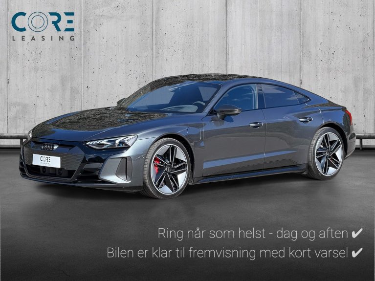 Gråmetal Audi RS e-tron GT quattro fra 2021 parkeret foran en betonmur. CORE Leasing A/S er eksperter i Audi leasing.
