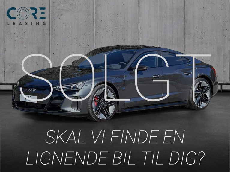 Gråmetal Audi RS e-tron GT quattro fra 2021 parkeret foran en betonmur. CORE Leasing A/S er eksperter i Audi leasing.