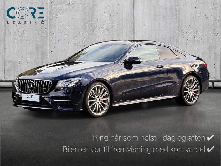Blåmetal Mercedes E53 AMG Coupé aut. 4Matic+ fra 2018 parkeret foran en betonmur. CORE Leasing A/S er eksperter i Mercedes leasing.