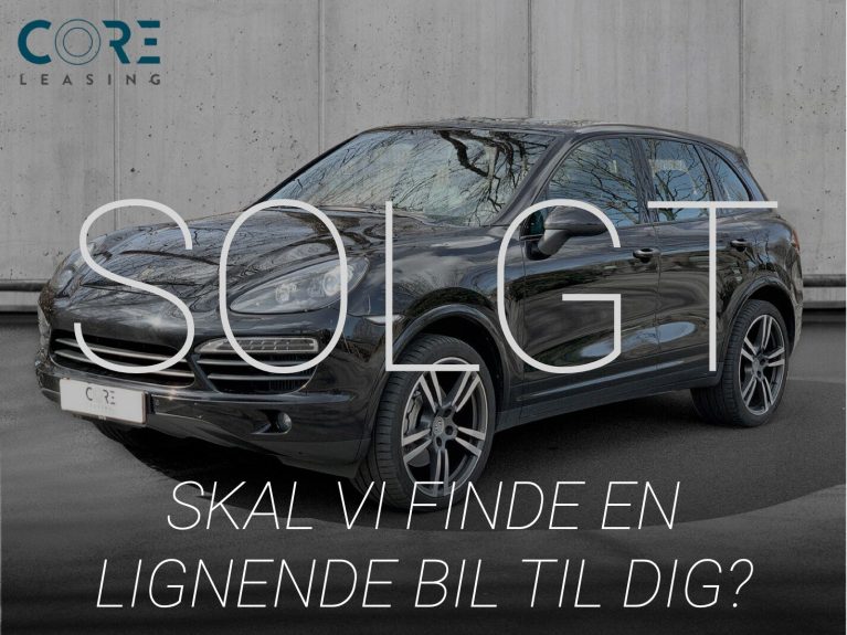 Sortmetal Porsche Cayenne S D Tiptr. fra 2013 parkeret foran en betonmur. CORE Leasing A/S er eksperter i Porsche leasing.
