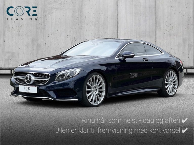 Blåmetal Mercedes S500 Coupé aut. 4Matic fra 2014 parkeret foran en betonmur. CORE Leasing A/S er eksperter i Mercedes leasing.