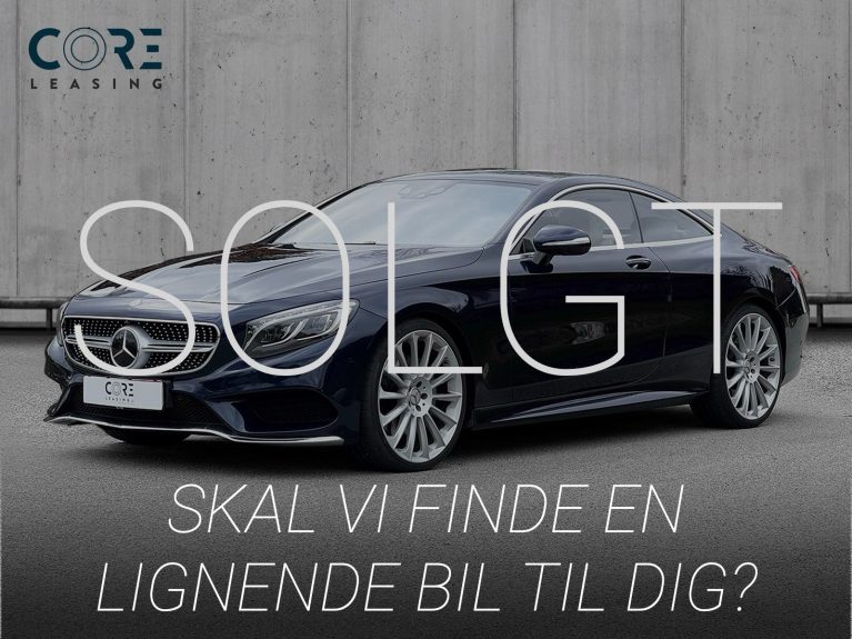Blåmetal Mercedes S500 Coupé aut. 4Matic fra 2014 parkeret foran en betonmur. CORE Leasing A/S er eksperter i Mercedes leasing.