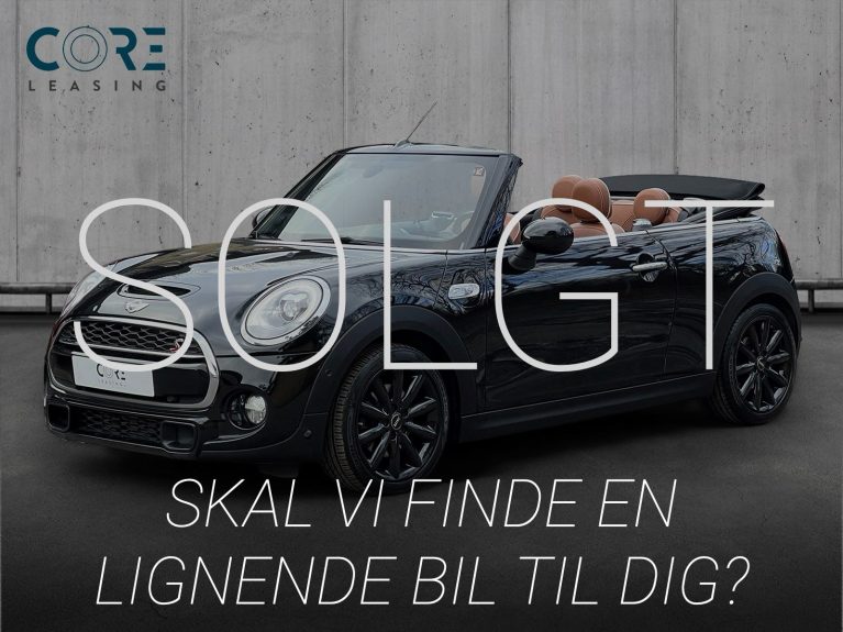 Sortmetal MINI Cooper S Cabriolet aut. fra 2017 parkeret foran en betonmur. CORE Leasing A/S er eksperter i MINI leasing.