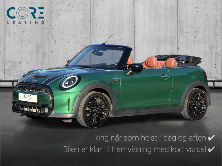 Grønmetal MINI Cooper S Maximise Cabriolet aut. fra 2022 parkeret foran en betonmur. CORE Leasing A/S er eksperter i MINI leasing.