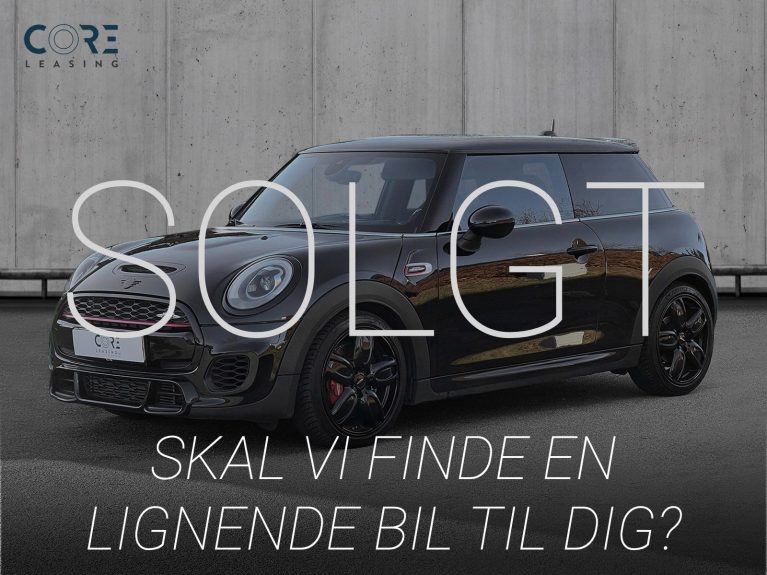 Sortmetal MINI Cooper S JC Works aut. fra 2018 parkeret foran en betonmur. CORE Leasing A/S er eksperter i MINI leasing.