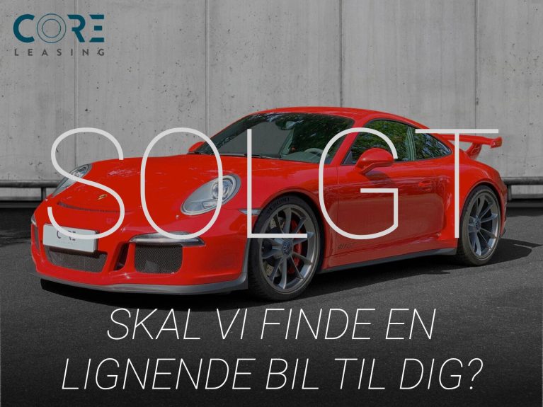 Rød Porsche 911 GT3 Coupé PDK fra 2014 parkeret foran en betonmur. CORE Leasing A/S er eksperter i Porsche leasing.