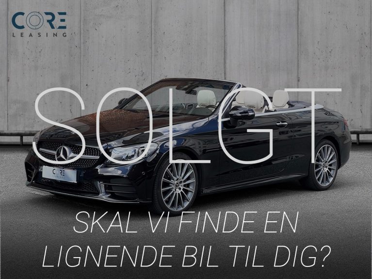Sortmetal Mercedes C400 AMG Line Cabriolet aut. 4Matic fra 2018 parkeret foran en betonmur. CORE Leasing A/S er eksperter i Mercedes leasing.