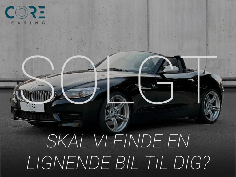 Sortmetal BMW Z4 sDrive35is Roadster DKG fra 2016 parkeret foran en betonmur. CORE Leasing A/S er eksperter i BMW leasing.