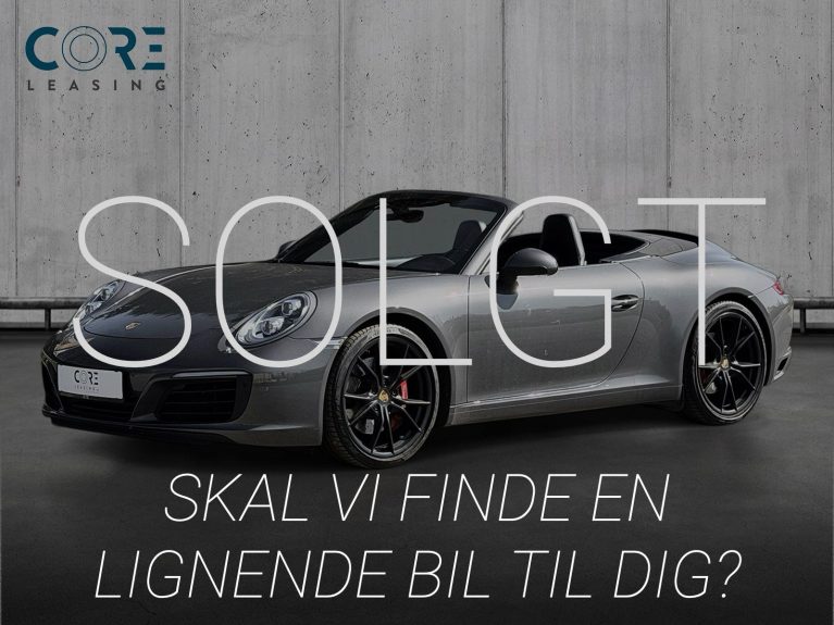 Gråmetal Porsche 911 Carrera S Cabriolet PDK fra 2016 parkeret foran en betonmur. CORE Leasing A/S er eksperter i Porsche leasing.
