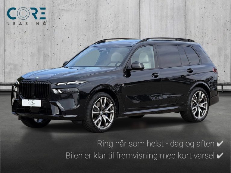 Sortmetal BMW X7 xDrive40i aut. 7prs fra 2023 parkeret foran en betonmur. CORE Leasing A/S er eksperter i BMW leasing.