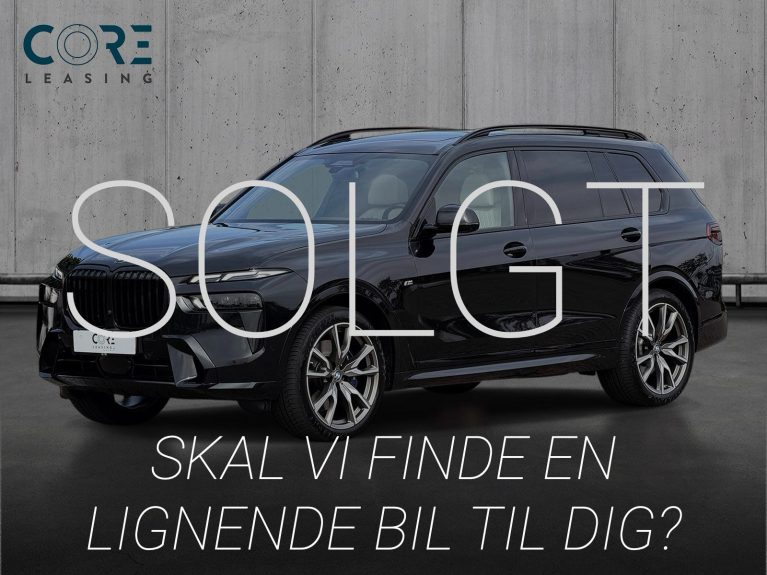 Sortmetal BMW X7 xDrive40i aut. 7prs fra 2023 parkeret foran en betonmur. CORE Leasing A/S er eksperter i BMW leasing.