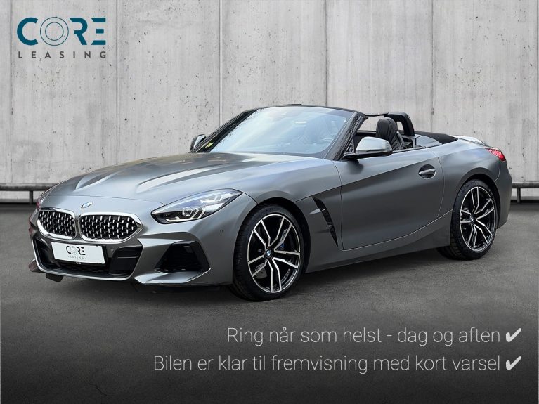 Gråmetal BMW Z4 sDrive30i Roadster M-Sport aut. fra 2020 parkeret foran en betonmur. CORE Leasing A/S er eksperter i BMW leasing.