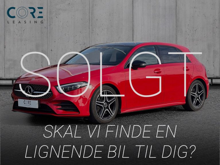 Rød Mercedes A250 AMG Line aut. fra 2019 parkeret foran en betonmur. CORE Leasing A/S er eksperter i Mercedes leasing.
