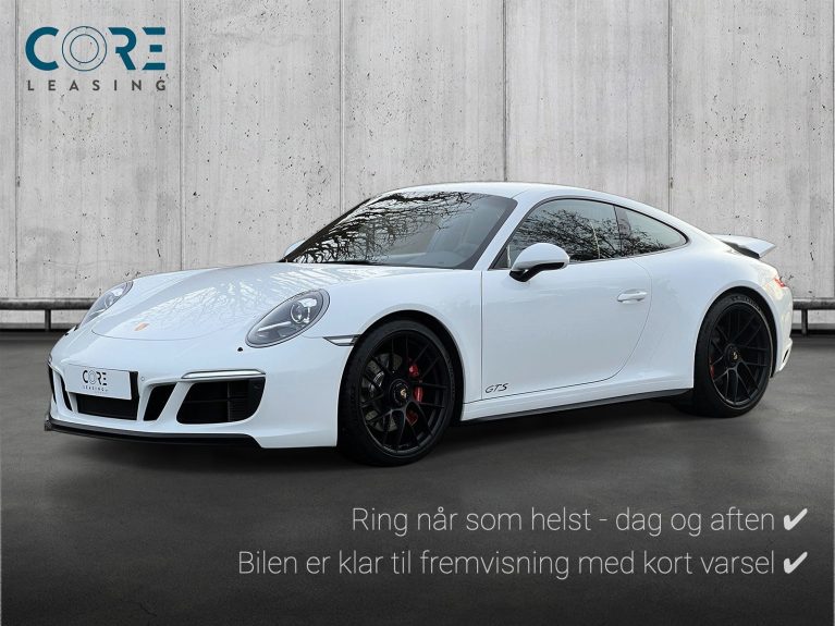 Hvidmetal Porsche 911 Carrera GTS Coupé PDK fra 2018 parkeret foran en betonmur. CORE Leasing A/S er eksperter i Porsche leasing.