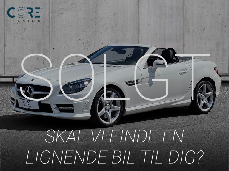 Hvidmetal Mercedes SLK350 aut. BE fra 2014 parkeret foran en betonmur. CORE Leasing A/S er eksperter i Mercedes leasing.