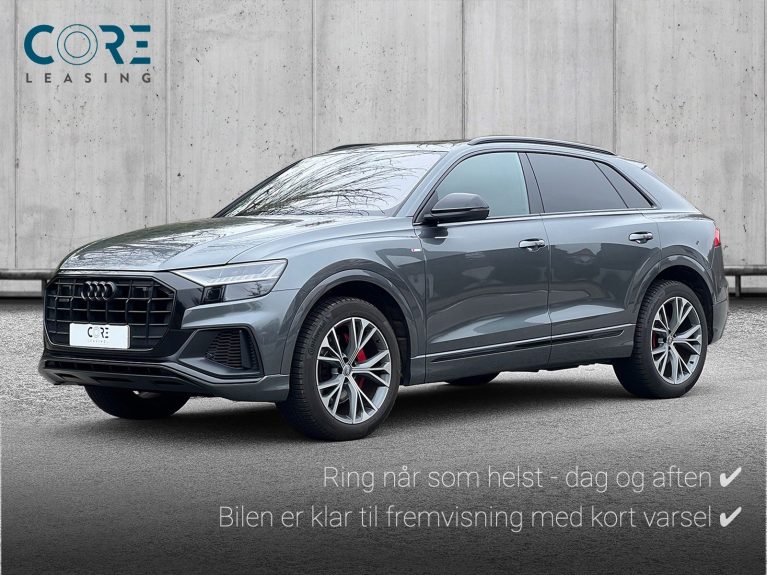 Gråmetal Audi Q8 TDi S-line quattro Tiptr. fra 2019 parkeret foran en betonmur. CORE Leasing A/S er eksperter i Audi leasing.