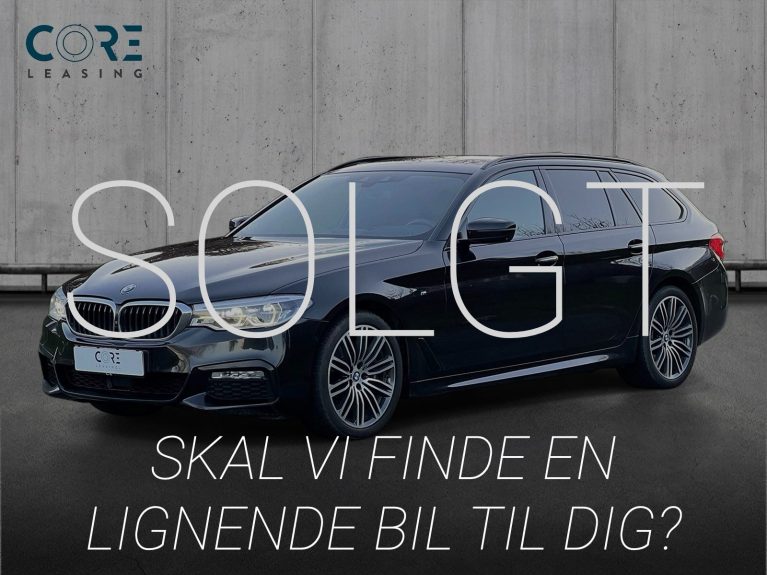 Sortmetal BMW 540d Touring M-Sport xDrive aut. fra 2018 parkeret foran en betonmur. CORE Leasing A/S er eksperter i BMW leasing.
